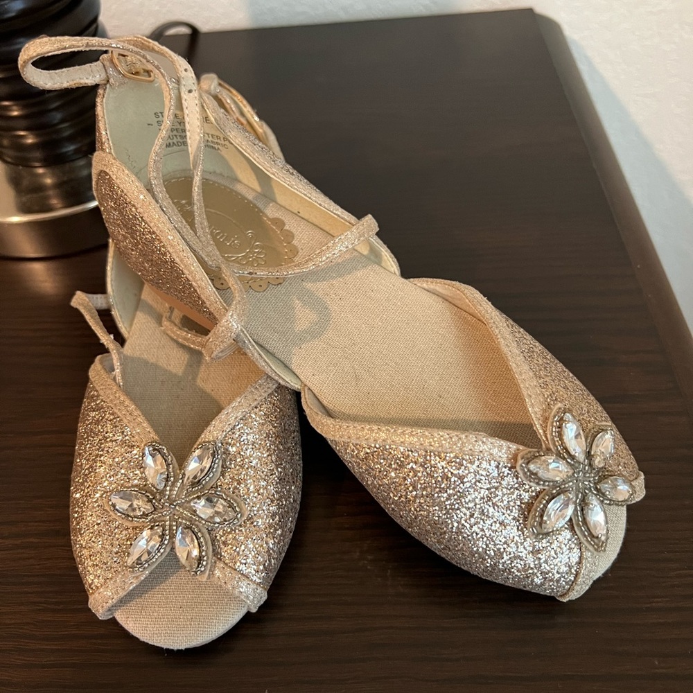 Joyfolie girls shoes. Gold, size youth 3. Never been worn.